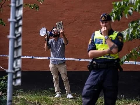 Dunia Kutuk Aksi Pembakaran Al-Qur’an di Swedia saat Hari Idul Adha