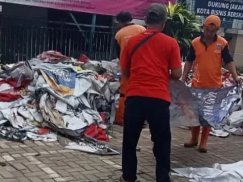 Sampah APK Membludak, Petugas Butuh Setengah Hari untuk Membereskan