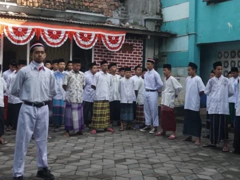 Upacara di Pesantren Bahrul Ulum Jombang, Santri Diingatkan Perjuangan Ulama