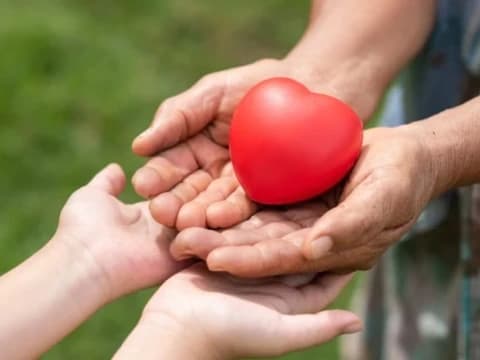 Hukum Memberi Santunan pada Anak Yatim Non-Muslim