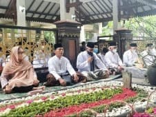 Ziarah Makam Pendiri, Alissa Wahid: Berkat Beliau Kita Bisa Tahu Cara Ber-NU