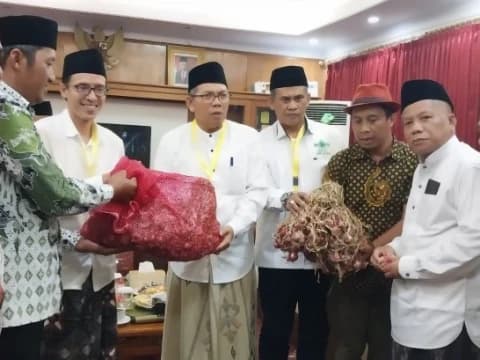 Para Petani Kirim Hasil Bumi ke PBNU Usai Terima Sertifikat Pengelolaan Hutan Sosial