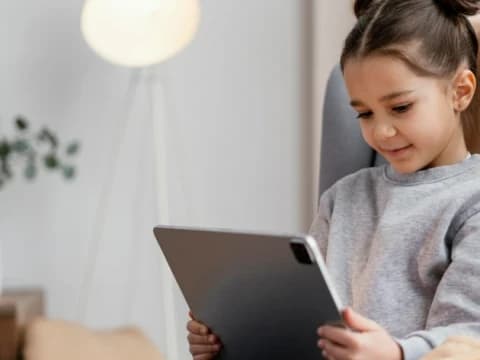 Soal Mendidik Anak di Era Digital: Pentingnya Pengawasan Orang Tua Menurut Imam Ghazali