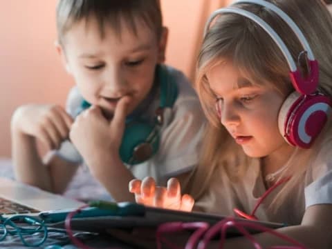 Mengembalikan Kehangatan Keluarga di Era Gadget: Teladan Rasulullah dan Nasihat Imam Ghazali