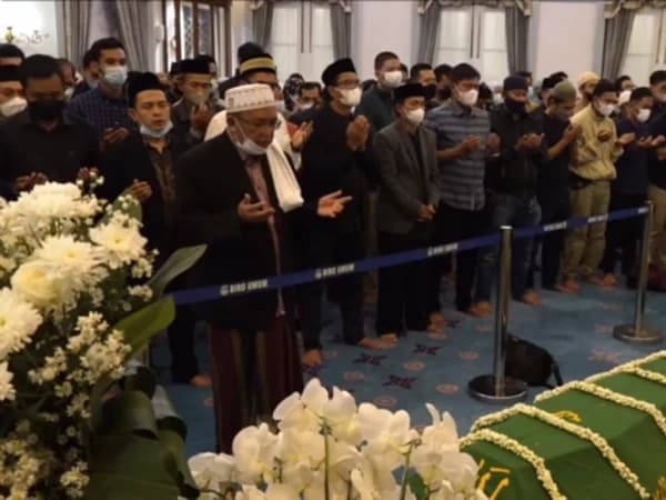 Rais PWNU Jabar Jadi Imam Shalat Jenazah Eril​​​​​​​ di Gedung Pakuan