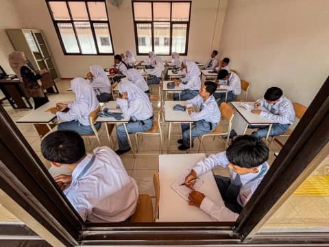 Beban Administrasi dan Tekanan Digital Dinilai Gerus Substansi Peran Guru dalam Mendidik