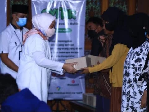 Jelang May Day, Menaker Bagikan Paket Sembako Lebaran di Mojokerto