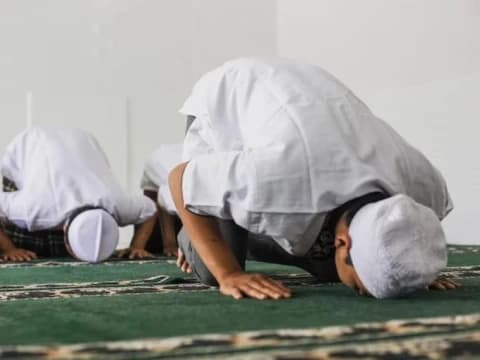 Kajian Hadits : Anjuran Shalat di Rumah saat Hujan Badai