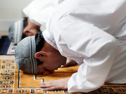 Menangis saat Shalat, Batal atau Tidak?