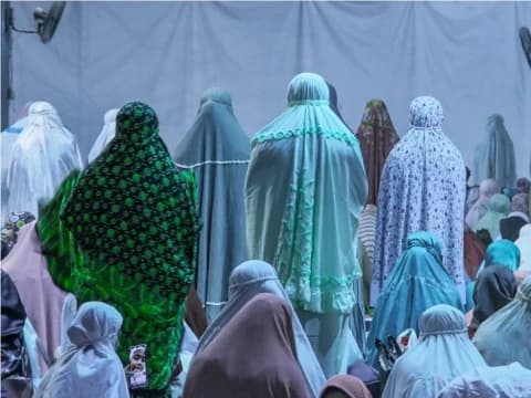 Posisi Makmum Perempuan di Tengah Jamaah Laki-laki menurut Para Ulama Fiqih