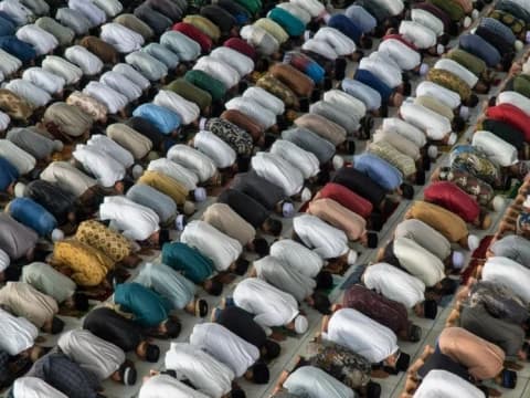 Hukum Imam Memperpanjang Bacaan Shalat Berjamaah Menurut Sunnah dan Pendapat Ulama