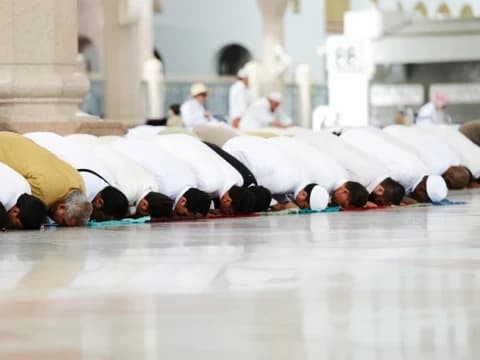 Covid-19 Terkendali, MUI: Shalat Jamaah Rapatkan dan Luruskan Saf