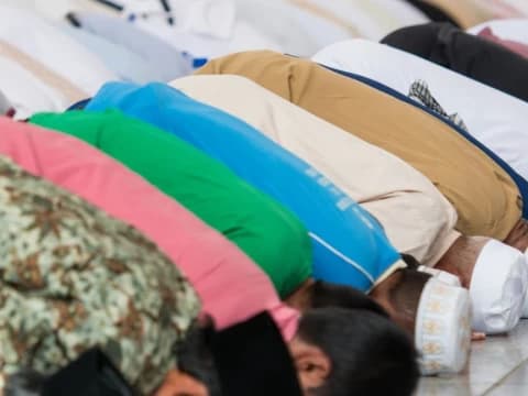 Tafsir Surat Al-Baqarah Ayat 239: Menjaga Shalat dalam Segala Kondisi