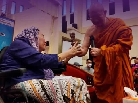 Dinilai sebagai Pahlawan Kemanusiaan, Nyai Sinta Nuriyah Terima Pilar Asoka dari Bhante Jayamedo Thera