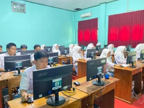 Perdana Pelaksanaan TKA 2025, Siswa Akui Waktu Pengerjaan Terasa Singkat