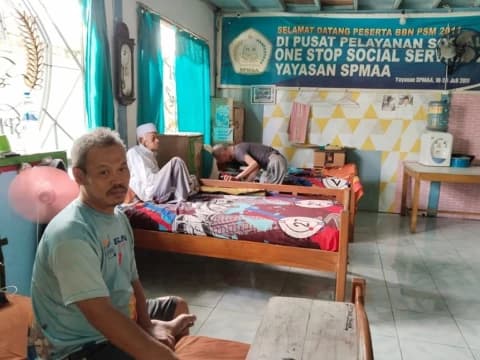 Pondok Pesantren SPMAA Lamongan, Rawat Para Lansia yang Terbuang
