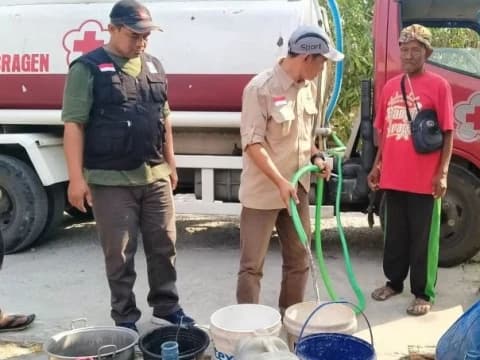 Atasi Kekeringan, LPBINU Sragen Salurkan Air Bersih ke Dukuh Pule