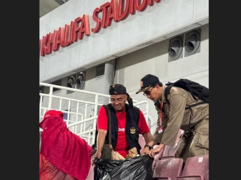 Semifinal Piala Asia U-23, Suporter Indonesia Bersihkan Stadion hingga Shalat Maghrib Berjamaah