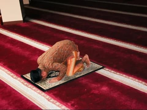 Apakah Sujud Harus di Atas Bahan Bumi yang Tidak Dimakan atau Dipakai?