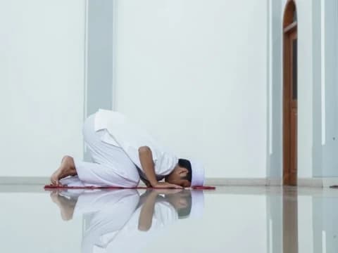 Hati-Hati Lakukan Sujud di Luar Shalat, Ini Ketentuan Fiqihnya