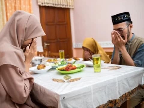 Khutbah Jumat: Mengamalkan Etika dan Sunnah Nabi saat Makan