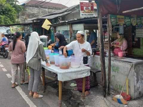Berburu Takjil Buka Puasa di Jalan KR Widyodiningrat Buaran Jakarta Timur