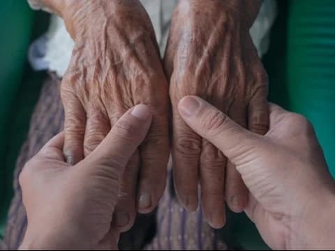 9 Hadits tentang Keutamaan Berbakti pada Orang Tua