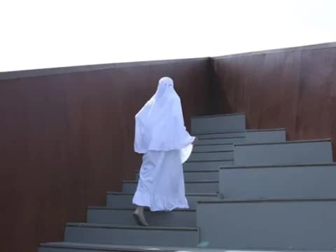 Bagaimana Hukum Shalat di Tempat yang Tidak Datar?