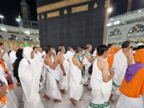 6 Amalan Sunnah saat Melakukan Ibadah Tawaf