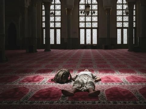 Hukum dan Ketentuan Tidur di Dalam Masjid menurut Para Ulama