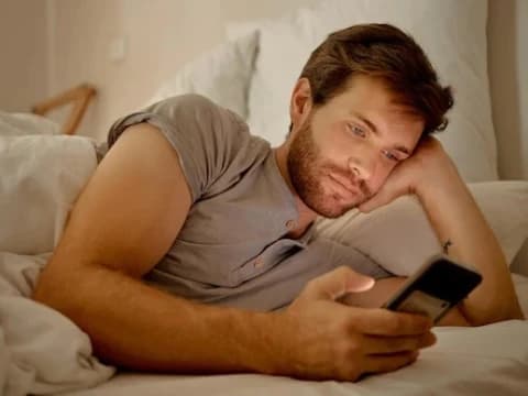 Setop Main Smartphone Sebelum Tidur, Ini Risikonya