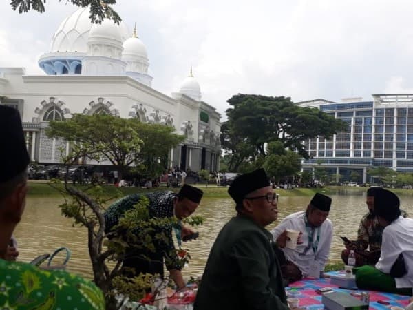 Indahnya Telaga dan Masjid UIN Raden Intan Jadi Spot Santai Muktamirin