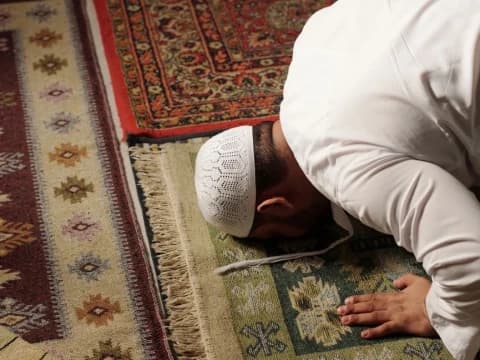 Khutbah Jumat: Menggapai Ampunan Allah Melalui Tobat yang Tulus