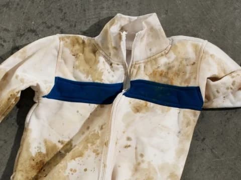 Shalat Menggunakan Pakaian Kotor saat Bencana, Sahkah?