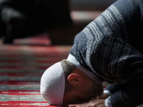 Tiga Kali Gerakan Beruntun Saat Shalat untuk Menutup Aurat, Apakah Membatalkan?