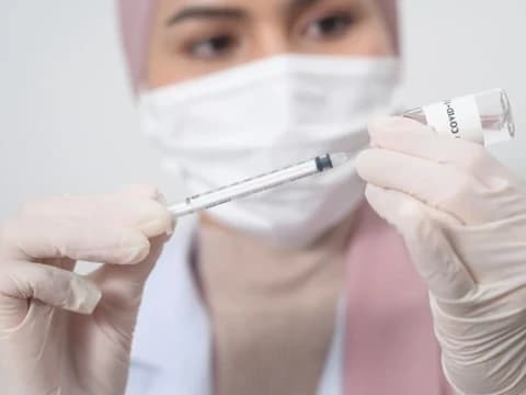Vaksin Booster Saat Puasa, Batalkah?