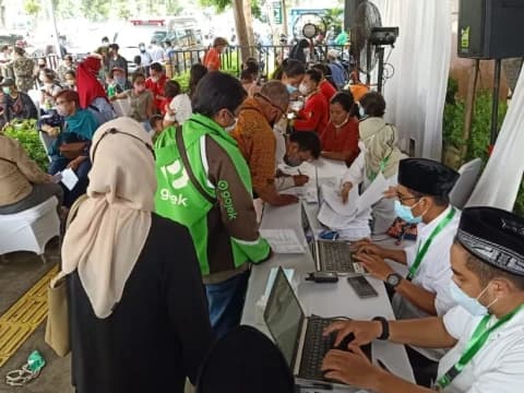 Antusiasme Warga Ikut Vaksinasi Booster dapat Minyak Goreng Gratis