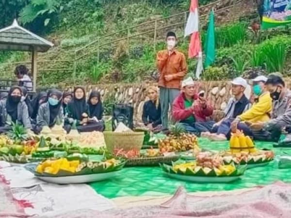 Ruwat Alam, Lesbumi Pekalongan Tanam Pohon dan Tebar Benih Ikan di Curug Bendo