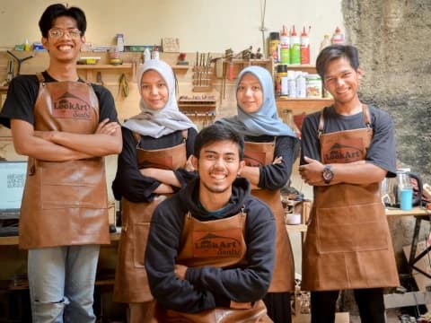 Santri Ahli Kaligrafi Ini Jalani Usaha Lukisan Bakar, Omzet Tembus Puluhan Juta