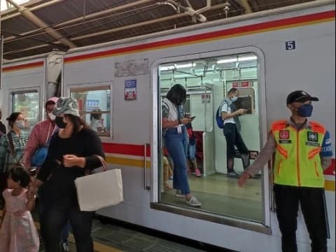 Pemerintah Diminta Tingkatkan Minat Masyarakat Pakai Transportasi Publik