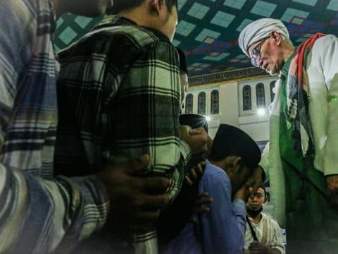 Hukum Mencium Tangan Ulama menurut Empat Madzhab