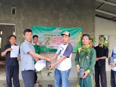 Ingin Amal Jariyah Tak Terputus, Warga NU Desa Watas Bagikan Bibit Alpukat