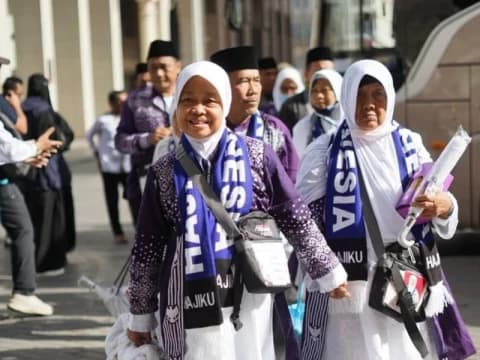Saat Lantunan Shalawat Badar Sambut Kedatangan Jamaah Haji Indonesia di Madinah
