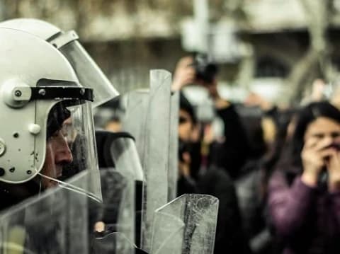 Larangan Kekerasan Aparat Penegak Hukum dalam Perspektif Islam dan Hukum Positif