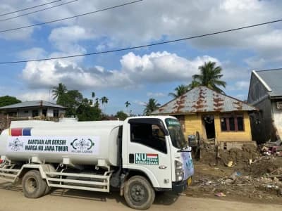 LAZISNU Jatim Serahkan Bantuan 1 Unit Truk Tangki ke Aceh Tamiang