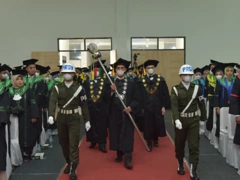 Uninus Bandung Mewisuda 1345 Mahasiswa dan Kukuhkan Guru Besar