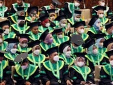 Luluskan 313 Mahasiswa, Unusia Bertekad Tingkatkan Prestasi dan Reputasi Unggul  