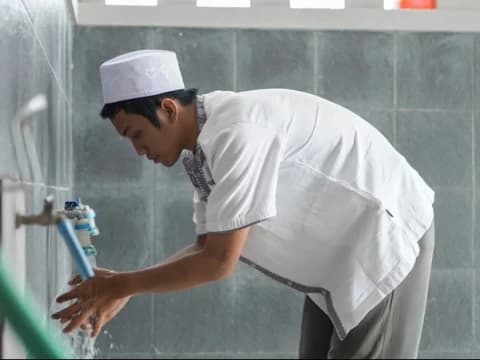 Perbedaan Sentuhan Kulit dan Kelamin dalam Pembatalan Wudhu