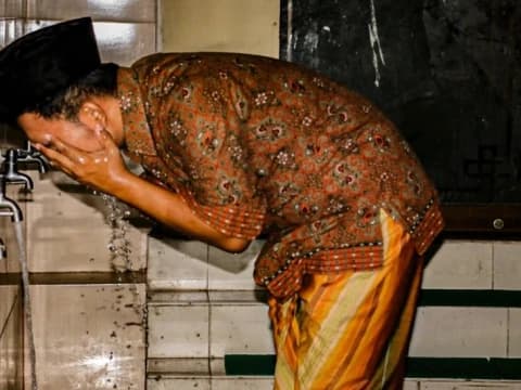 8 Kesunahan Membasuh Tangan dalam Wudhu