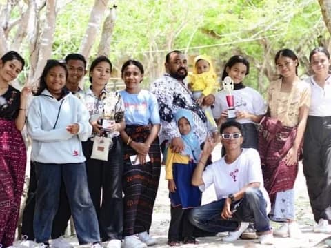 Cerita Zaini Ratuloli, Guru di Flores Timur yang Semangat Hidupkan Seni di Tengah Keterbatasan